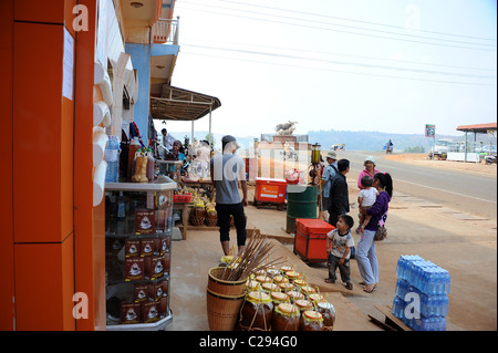 La strada principale che attraversa la città di Sen Monorom, capitale della provincia di zone di Mondulkiri, Cambogia Foto Stock