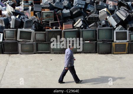 TV centro di riciclaggio dei lavoratori pila centinaia di televisori usati in un centro di riciclaggio in Hubei, Cina - 16.12.09 ** ** Foto Stock