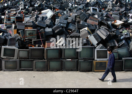 TV centro di riciclaggio dei lavoratori pila centinaia di televisori usati in un centro di riciclaggio in Hubei, Cina - 16.12.09 ** ** Foto Stock