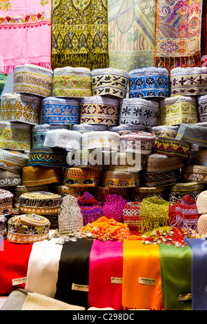 Articoli tessili per la vendita al Muttrah souq mercato in Muscat Oman. Foto Stock