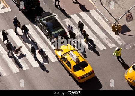 Crosswalk affollate, Midtown, New York Foto Stock