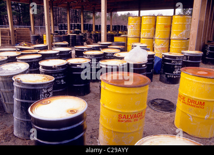 I rifiuti tossici immagazzinati in 55 gallone tamburi smantellata installazione militare Foto Stock