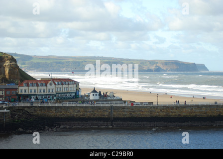 Whitby seaside, una foto dal fronte scogliere che mostra il lungomare a Whitby, North Yorkshire Foto Stock