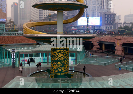 Cina, Chengdu Sichuan, Tianfu Square notte Foto Stock