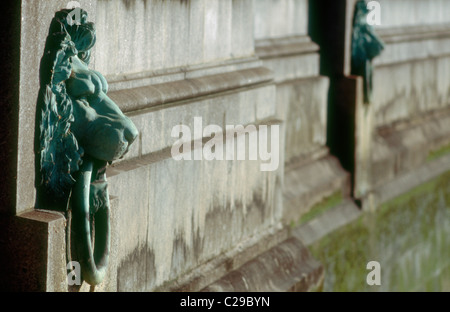 Testa di leone di ormeggio set anello nella parete di Victoria Embankment, sulla riva nord del fiume Tamigi, Londra, Inghilterra. Foto Stock