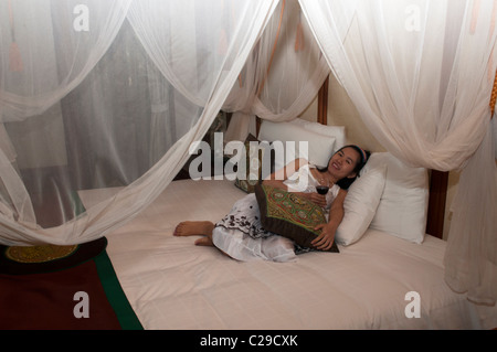 Bellezza tailandese di relax presso il lussuoso Dhara Dhevi Resort a Chiang Mai, Thailandia Foto Stock