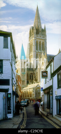 Truro Cathedral e elevata Cross Street, Cornwall, Inghilterra. Foto Stock