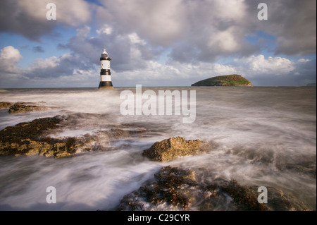 Faro penmon e isola dei puffini, Anglesey, Galles, Regno Unito Foto Stock