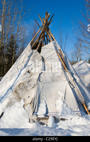 Tipico tende Tepee inverno Mistissini comunità del nord Québec Canada Foto Stock