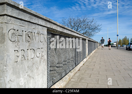 Il Chiswick Bridge, con nome scritto in pietra di Portland e per chi ama fare jogging in background, ad ovest di Londra - Inghilterra Foto Stock