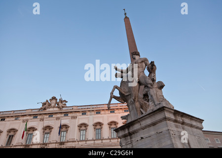 Fontana dei Dioscuri con il Quirinale Obelisco. Sullo sfondo: il Palazzo della Consulta in Piazza del Quirinale a Roma, Italia Foto Stock