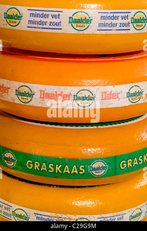 Formaggio per la vendita su un mercato in stallo nei Paesi Bassi Foto Stock