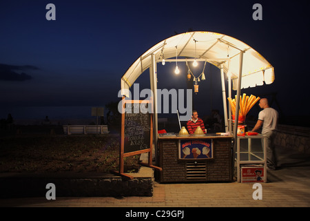 Ice-cream venditore nella Città Vecchia al mare, Kyrenia, Repubblica Turca di Cipro del Nord Foto Stock