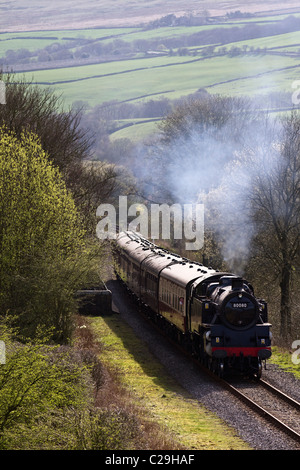 Edenfield e la British Rail Standard Classe 4 serbatoio del motore, n. 80080 sulla East Lancs ferrovie a Edenfield, Lancashire, Regno Unito Foto Stock