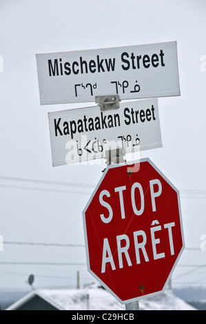 Street e segni di arresto Mistissini Cree comunità nord del Québec in Canada Foto Stock