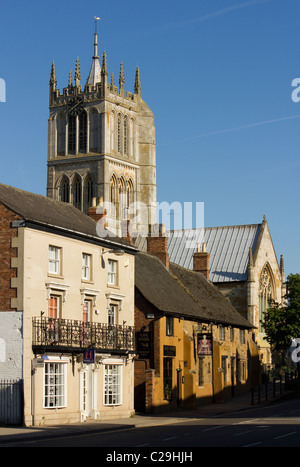 Shop fronti, Anne of Cleves Public House e St. Chiesa di Marys melton mowbray, leicestershire, England, Regno Unito Foto Stock