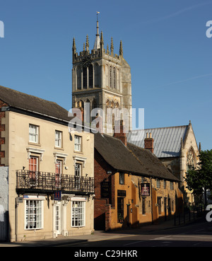 Shop fronti, Anne of Cleves Public House e St. Chiesa di Marys melton mowbray, leicestershire, England, Regno Unito Foto Stock