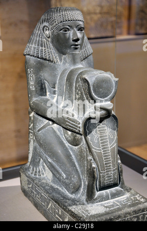 Inginocchiato Statua di Senenmut, Chief Steward della Regina Hatshepsut 1473-1458 BC, Tempio di Montu, Armant, Egitto, regno di Hatshepsut Foto Stock