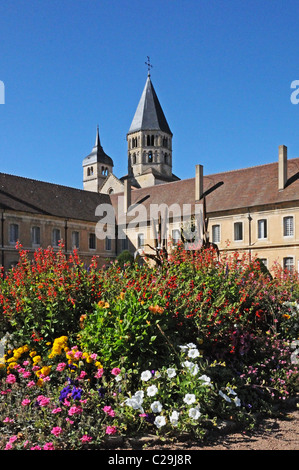 Abbazia di Cluny Borgogna Francia Bourgogne con fiori e giardino del fiore in primo piano Foto Stock