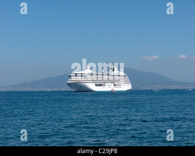 Nave da crociera ormeggiata in Sorrento che è una piccola città della Campania, Italia è una popolare destinazione turistica. Foto Stock