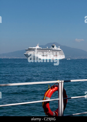 Nave da crociera ormeggiata in Sorrento che è una piccola città della Campania, Italia è una popolare destinazione turistica. Foto Stock