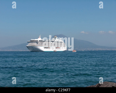 Nave da crociera ormeggiata in Sorrento che è una piccola città della Campania, Italia è una popolare destinazione turistica. Foto Stock