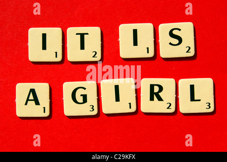 Scrabble ortografia di pietre è una ragazza Foto Stock