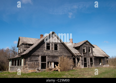 Legno di vecchia casa abbandonata con vetri rotti Foto Stock