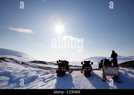 Tre motoslitte su un paesaggio di svalbard - avventura invernale Foto Stock