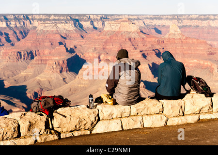 Il turista a godere la vista sul Grand Canyon da Hopi Point. Parco Nazionale del Grand Canyon. In Arizona, Stati Uniti. Foto Stock