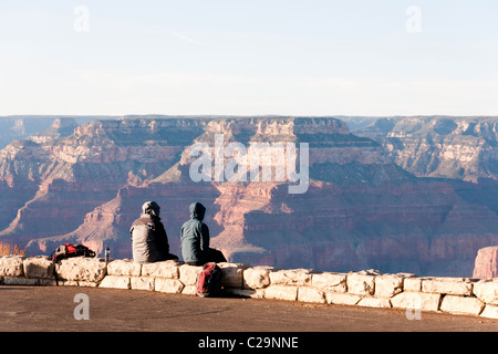 Il turista a godere la vista sul Grand Canyon da Hopi Point. Parco Nazionale del Grand Canyon. In Arizona, Stati Uniti. Foto Stock