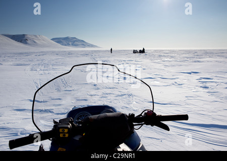 Tre motoslitte su un outdoor paesaggio invernale Foto Stock