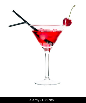 Red drink nella coppetta Martini, guarnita con marachino ciliegia. Isolato su sfondo bianco. Foto Stock
