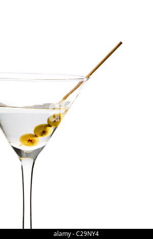 Martini con tre olive isolato su sfondo bianco Foto Stock