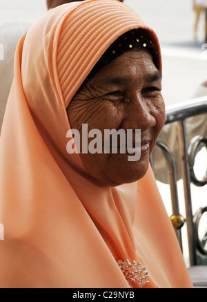 Mudlim vecchia signora al matrimonio islamico , comunità musulmana , bangkok, Thailandia Foto Stock