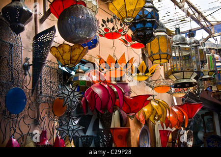 Lampade al di fuori di un negozio nel souk di Marrakech, Marocco, Africa del nord Foto Stock