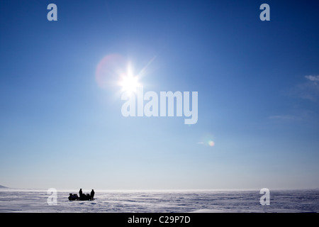 Due motoslitte su un lago ghiacciato in inverno Foto Stock