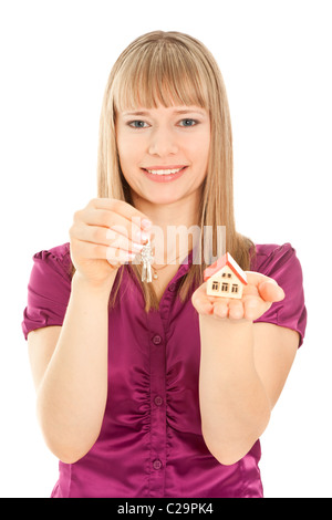 Immagine di donna holding house e i tasti isolato (focus sulla donna) Foto Stock