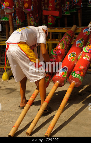 Giant candele offerte da servi durante il festival vegetariano , San Jao Sieng Kong santuario ,wat cantato heng yee, Bangkok Foto Stock