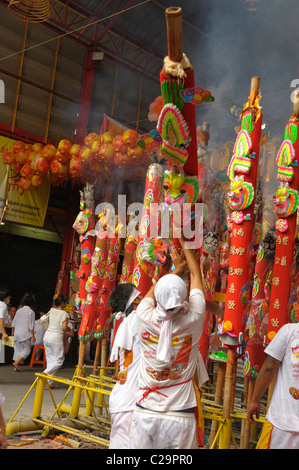 Devoto immissione candela gigante offerti da adoratori durante il festival vegetariano , San Jao Sieng Kong santuario ,wat cantato heng yee Foto Stock