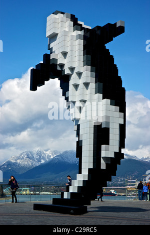 Doug Coupland Pixel Orca Killer Whale scultura Jack Poole Plaza sullo sfondo il porto di Vancouver coperta di neve North Shore Mountains Foto Stock