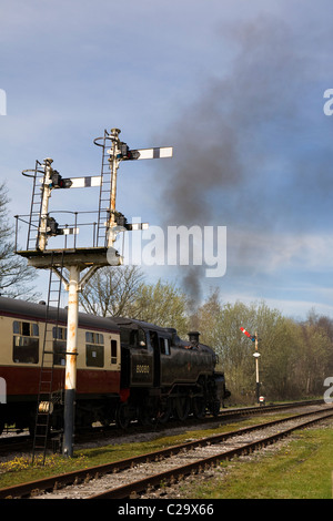 La British Rail Standard Classe 4 serbatoio del motore, n. 80080 sulla East Lancs ferrovie a Ramsbottom Stazione, Lancashire, Regno Unito Foto Stock