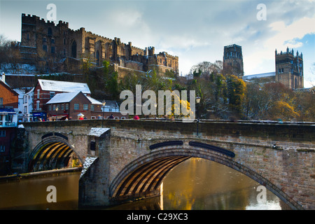 Inghilterra, nella contea di Durham Durham City. Ponte sul Fiume usura nella città di Durham, con il castello di Durham e la Cattedrale Foto Stock