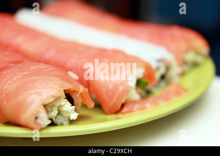 Pronto sushi rotoli sulla piastra verde, primo piano Foto Stock