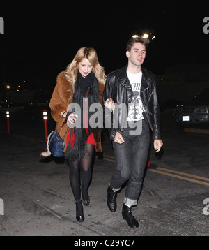Le pesche Geldof fuori Bardot in discoteca con un amico nella prima parte della giornata, pesche e gli amici sono stati coinvolti in una velocità alta Foto Stock