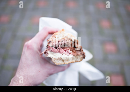 Tenendo un arrosto di manzo e mozzarella panino dal famoso fiore's Deli di Hoboken, New Jersey. Un grande panino. Foto Stock