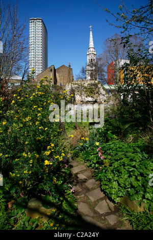 La vista del giardino di Phoenix al punto centrale e St Giles Church, St Giles, London, Regno Unito Foto Stock