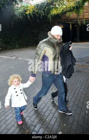 Peter Andre prende i suoi figli Junior Andre e Princess Tiaamii Andre al cinema a vedere il Polar Express London, England - Foto Stock