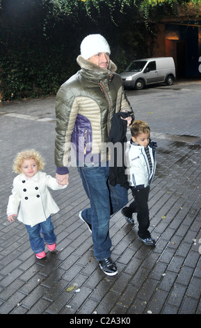 Peter Andre prende i suoi figli Junior Andre e Princess Tiaamii Andre al cinema a vedere il Polar Express London, England - Foto Stock