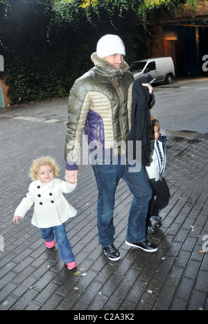 Peter Andre prende i suoi figli Junior Andre e Princess Tiaamii Andre al cinema a vedere il Polar Express London, England - Foto Stock